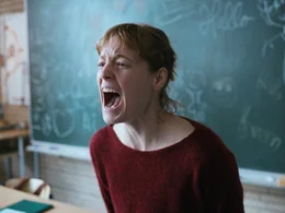 Carla Nowak (Leonie Benesch), eine junge Sport- und Mathematiklehrerin, kommt durch ihren Idealismus in ihrer ersten Stelle an einer Schule schnell an ihre Grenzen.