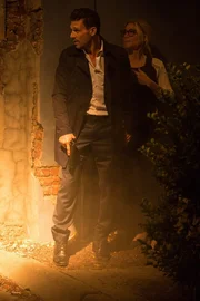 Leo Barnes (Frank Grillo, l.); Senatorin Charlie Roan (Elizabeth Mitchell, r.)