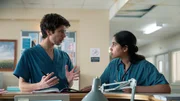 Shruti (Ambika Mod) glaubt, dass eine Patientin etwas vor ihnen verbirgt und teilt Adam (Ben Whishaw) ihren Verdacht mit. Doch der hat gerade andere Sorgen.
