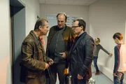 Von links: Bydlinski (Felix R&ouml;hmer) l&auml;dt die Kommissare Kluftinger (Herbert Knaup) und Maier (Johannes Allmayer) zu sich ein.