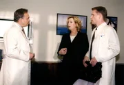 Dr. Barrach (Axel Wandtke) hat sich verliebt. Zusammen mit Sonja (Ina Bleiwei&szlig;) und ihrem Sohn Tim (Tim Hahn) geht Barrach nach Dresden.