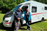 Petra (r) und R&uuml;diger Erbl&ouml;h vor ihrem geliebten Camper Olaf.