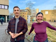 "ADHS ist einerseits meine Superkraft, andererseits schränkt es mich auch ein", sagt "Dein Song"-Moderatorin Jeannie Wagner. Sie zeigt "PUR+"-Moderator Eric Mayer, wie sie die Welt wahrnimmt. "ADHS ist einerseits meine Superkraft, andererseits schränkt es mich auch ein", sagt "Dein Song"-Moderatorin Jeannie Wagner. Sie zeigt "PUR+"-Moderator Eric Mayer, wie sie die Welt wahrnimmt.