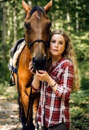 Titelmotiv/Presseheft „Pferdeflüstererin“ Rike (Klara Deutschmann) versteht sich mit den edlen Tieren oft besser als mit Menschen. Mit dem Reiterhof Wildenstein, dem sie vor 13 Jahren den Rücken gekehrt hat, möchte sie nichts zu tun haben. Als ihr Vater stirbt, kehrt Rike für die Beerdigung aus dem fernen Arizona zurück. Kaum zu Hause weiß Rike wieder, weshalb sie ihr Glück erst in der Fremde fand: Ihr Bruder Ferdinand führt den Hof knallhart nach „alter Schule“ – leider erfolglos. Alles hängt von dem Hengst Jacomo (im Bild) ab: Wenn das teure Dressurpferd nicht bald Preisgelder einbringt, droht der Konkurs. Titelmotiv/Presseheft „Pferdeflüstererin“ Rike (Klara Deutschmann) versteht sich mit den edlen Tieren oft besser als mit Menschen. Mit dem Reiterhof Wildenstein, dem sie vor 13 Jahren den Rücken gekehrt hat, möchte sie nichts zu tun haben. Als ihr Vater stirbt, kehrt Rike für die Beerdigung aus dem fernen Arizona zurück. Kaum zu Hause weiß Rike wieder, weshalb sie ihr Glück erst in der Fremde fand: Ihr Bruder Ferdinand führt den Hof knallhart nach „alter Schule“ – leider erfolglos. Alles hängt von dem Hengst Jacomo (im Bild) ab: Wenn das teure Dressurpferd nicht bald Preisgelder einbringt, droht der Konkurs.