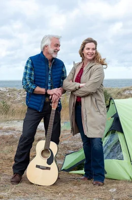 Camping-Kalle (Christoph M. Ohrt) schl&auml;gt sein Zelt bei Desiree (Diana Amft) auf.