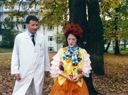 Dr. Roland Heilman (Thomas R&uuml;hmann) spricht mit Uta Ernst (Margit Satorius), die mit der Clown-Therapie zum Heilungsproze&szlig; der Kinder durch Lachen beitragen m&ouml;chte. Dabei hat Uta selbst einen b&ouml;sartigen Gehirntumor...