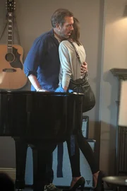 Wird House (Hugh Laurie, l.) seiner Ehefrau Dominika (Karolina Wydra, r.) erkl&auml;ren, dass er ihr die ganze Zeit verschwiegen hat, dass ihre Aufenthaltsgenehmigung l&auml;ngst da ist?