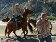 ARD DIE DREI BEGR&Auml;BNISSE DES MELQUIADES ESTRADA (the three burials of melquiades estrada), USA/Frankreich 2004, Regie Tommy Lee Jones, am Donnerstag (11.06.09) um 23:00 Uhr im Ersten. Pete (Tommy Lee Jones, li.) l&auml;sst Mike (Barry Pepper), dem M&ouml;rder seines Freundes, keine Chance, zu entkommen. &copy; ARD Degeto - honorarfrei - Verwendung gem&auml;&szlig; der AGB im engen inhaltlichen, redaktionellen Zusammenhang mit o. g. Sendung bei Nennung Bild: "ARD Degeto" (S 2), Programmplanung und Presse (069) 1509-334 oder -335, e-mail degeto-presse@degeto.de.