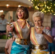 Tanya (Christine Baranski, l.) und Rosie (Julie Walters)  Die Verwendung des sendungsbezogenen Materials ist nur mit dem Hinweis und Verlinkung auf TVNOW gestattet.