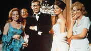 V.l.: Fiona Volpe (Luciana Paluzzi), Paula Caplan (Martine Beswick), James Bond (Sean Connery), Domino Derval (Claudine Auger), Patricia Fearing (Molly Peters)