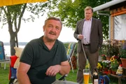 Hat Dauercamper Harald Meierling (Ferry Oellinger, l.) im Streit seinen Wohnwagennachbarn umgebracht? Rosenheim-Cop Hartl (Michael A. Grimm, r.) befragt ihn.