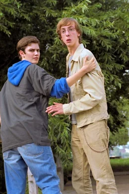 Immer wieder ist Toby (Nicky Kantor, r.) den H&auml;nseleien und Qu&auml;lereien der &auml;lteren Semester des Internats ausgesetzt. Doch schon bald findet er in Luca alias Frankie (Jana Straulino, l.) einen k&auml;mpferischen Freund ...