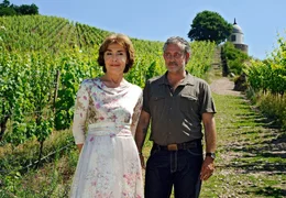 Maria Lieblich (Thekla Carola Wied) und Ernst Geyer (Rolf Kanies) kommen sich auf einer Spritztour durch das Umland n&auml;her.