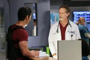 Ethan Choi (Brian Tee, l.) und Dr. Dean Archer (Steven Weber)