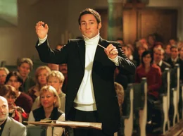 Der Kirchenmusiker Jochen Hofmann (Benjamin Sadler) bei seinem gro&szlig;en Auftritt vor der Gemeinde.
