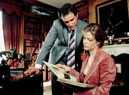 Mit Hilfe seines alten Studienfreunds Lester (Bj&ouml;rn Casapietra) versucht Kate (Ursula Buschhorn), den verschollenen David aufzusp&uuml;ren.