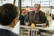 Kluftinger (Herbert Knaup) und Maier (Johannes Allmeyer, links) am Flughafenschalter.