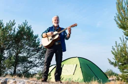 So lieben ihn seine Fans: Camping-Kalle (Christoph M. Ohrt) mit Gitarre und Zelt.