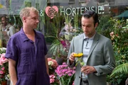 Florist Holger (Robert Stadlober, l.) macht sich Sorgen, denn sein bester Freund, Forstwirt Yascha (Linus Sch&uuml;tz, r.) verjagt viele Dates bereits beim ersten Treffen: Wie soll es so mit der gro&szlig;en Liebe klappen?