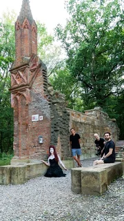 Dreh am Mausoleum Graf Carl von Alten in Hemmingen mit der Butoh-T&auml;nzerin Maren Konn.