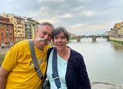 Das Ehepaar Erbsl&ouml;h am italienischen Fluss Arno vor der Kulisse von Florenz, der Hauptstadt der italienischen Region Toskana.