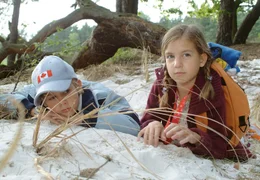 Durch die Freundschaft zu der aufgeweckten Paula (Sina Richardt) taut Lukas (Maurice Teichert) langsam auf.