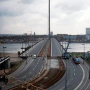 Die Rheinbrücke in Düsseldorf. Aufnahme vom April 1976. Die Verlagerung einer kompletten Rheinbrücke in der nordrhein-westfälischen Landeshauptstadt Düsseldorf ist geglückt. Die Rheinbrücke in Düsseldorf. Aufnahme vom April 1976. Die Verlagerung einer kompletten Rheinbrücke in der nordrhein-westfälischen Landeshauptstadt Düsseldorf ist geglückt.