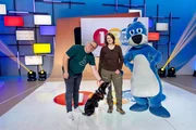 &Ouml;kologin Dr. Annegret Grimm-Seyfarth (M.) ist mit ihrem Artensp&uuml;rhund Zammy zu Gast im Studio bei Elton (l.) und Piet Flosse (r.).