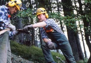 Horst Brandner (Erwin Ebenbauer), der eine Skiabfahrt auf der Hirschbergalm seines Schwiegervaters plant, rodet mit Bernhard (Max Kr&uuml;ckl) den Wald.