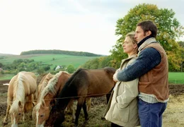 SWR Fernsehen SEHNSUCHT NACH LIEBE, am Samstag (12.04.14) um 23:35 Uhr. Heimliche Liebe: Pfarrerin Anja Schneider (Barbara Rudnik) und der j&uuml;ngere Jochen Hofmann (Benjamin Sadler).