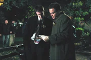 Law and Order Criminal Intent Season4, Criminal Intent Verbrechen im Visier Staffel4, Regie USA 2001, Darsteller -- "Silver Lining" -- Pictured: (l-r) Brian Hutchinson as Det. Bruno, Vincent D'Onofrio as Det. Robert Goren -- NBC Universal photo: Jessica Burstein