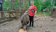 J&auml;gerin Gisela Polz mit Wildschwein