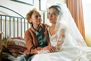 Verwirrung total: Nina (Muriel Baumeister, r.), die die Hochzeit von Karen und Hannes vorbereiten soll, sitzt tr&auml;nen&uuml;berstr&ouml;mt in dem Designerkleid der zuk&uuml;nftigen Braut neben ihrer Oma (Ruth Gl&ouml;ss, l.).
