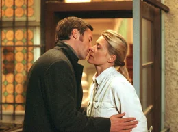 Der erste Kuss: Pfarrerin Anja Schneider (Barbara Rudnik) und der Musiker Jochen Hofmann (Benjamin Sadler).