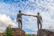 &bdquo;Hands Across the Divide&ldquo; - ein Symbol der Ann&auml;herung in der Stadt Derry, einem Hauptschauplatz des langj&auml;hrigen Konflikts in Nordirlands.