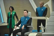 L-R: Dr. Claire Finn (Penny Johnson Jerald), Capt. Ed Mercer (Seth MacFarlane) und  Lt. Cmdr. Bortus ( Peter Macon)