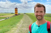 Moderator Daniel Aßmann vor dem Pilsumer Leuchtturm. Moderator Daniel Aßmann vor dem Pilsumer Leuchtturm.