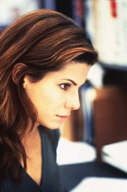Angela Bennett (Sandra Bullock).