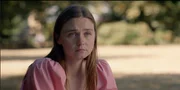 Emma (Jessica Barden) versucht, das Picknick mit ihrer Familie zu genie&szlig;en, doch es f&auml;llt ihr schwer, sich darauf einzulassen.