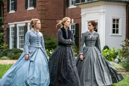 Florence Pugh (Amy March), Saoirse Ronan (Jo March), Emma Watson (Meg March).