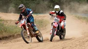 Ein Kopf-an-Kopf-Rennen zwischen den Schwestern Sina G&ouml;tz (Double) und Melis Seyhan (Double) deutet sich beim Qualifying der Motocross-Europameisterschaft an. Doch wer wird am Ende vorne liegen und welche Rolle spielt der Ausgang des Rennens bei der L&ouml;sung des Falls?