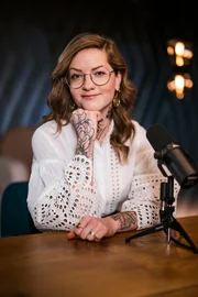 Lisa die Hauswerkerin posiert f&uuml;r ein Foto