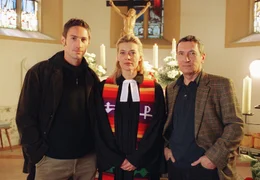 Dorfpfarrerin Anja Schneider (Barbara Rudnik), Herbert (Rudolf Kowalski, re.) und Jochen Hofmann (Benjamin Sadler).