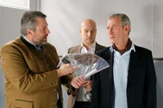 Wurde Christian Pfister (Joseph Lorenz, r.) aus Eifersucht zum M&ouml;rder? Die Cops Stadler (Dieter Fischer, l.) und Loibl (Stephan Zinner, m.) ermitteln.