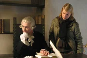 Anstatt über Kant zu reden, redet die Philosophiestudentin Sophie (Ann-Kristin Leo) in unseren Spielserien lieber mit dem schrulligen Professor (Titus Horst) aus Königsberg persönlich. Anstatt über Kant zu reden, redet die Philosophiestudentin Sophie (Ann-Kristin Leo) in unseren Spielserien lieber mit dem schrulligen Professor (Titus Horst) aus Königsberg persönlich.