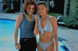 Die beiden Teenager Kelly (Denise Richards, r.) und Suzie (Neve Campbell, l.) scheinen Opfer einer Vergewaltigung durch ihren Lehrer geworden zu sein ...