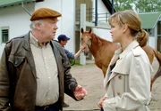 Reitlehrer J&uuml;rgen (Martin L&uuml;ttge) erkl&auml;rt Katja (Muriel Baumeister), dass das Pferd ihres Sohnes ein hoffnungsloser Fall ist.