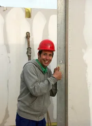 Willi Weitzel ist heute beim Bau eines Fertighauses dabei.