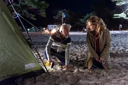 Camping-Kalle (Christoph M. Ohrt) zeigt Desiree (Diana Amft), dass er vom Zeltaufbau etwas versteht.