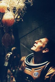 Bei einer Mission, auf einem abgest&uuml;rzten Xindi-Schiff wird Archer (Scott Bakula) von einer Fl&uuml;ssigkeit aus einem eierartigen Gebilde bespritzt. Welche Folgen wird das haben...